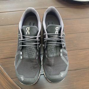 ON Cloud 5 running shoes - Like New!
